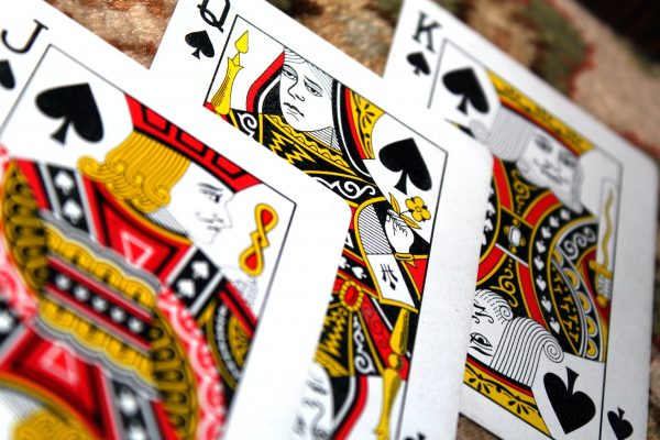 スパイギャンブルカードは日本のどこで手に入るの？